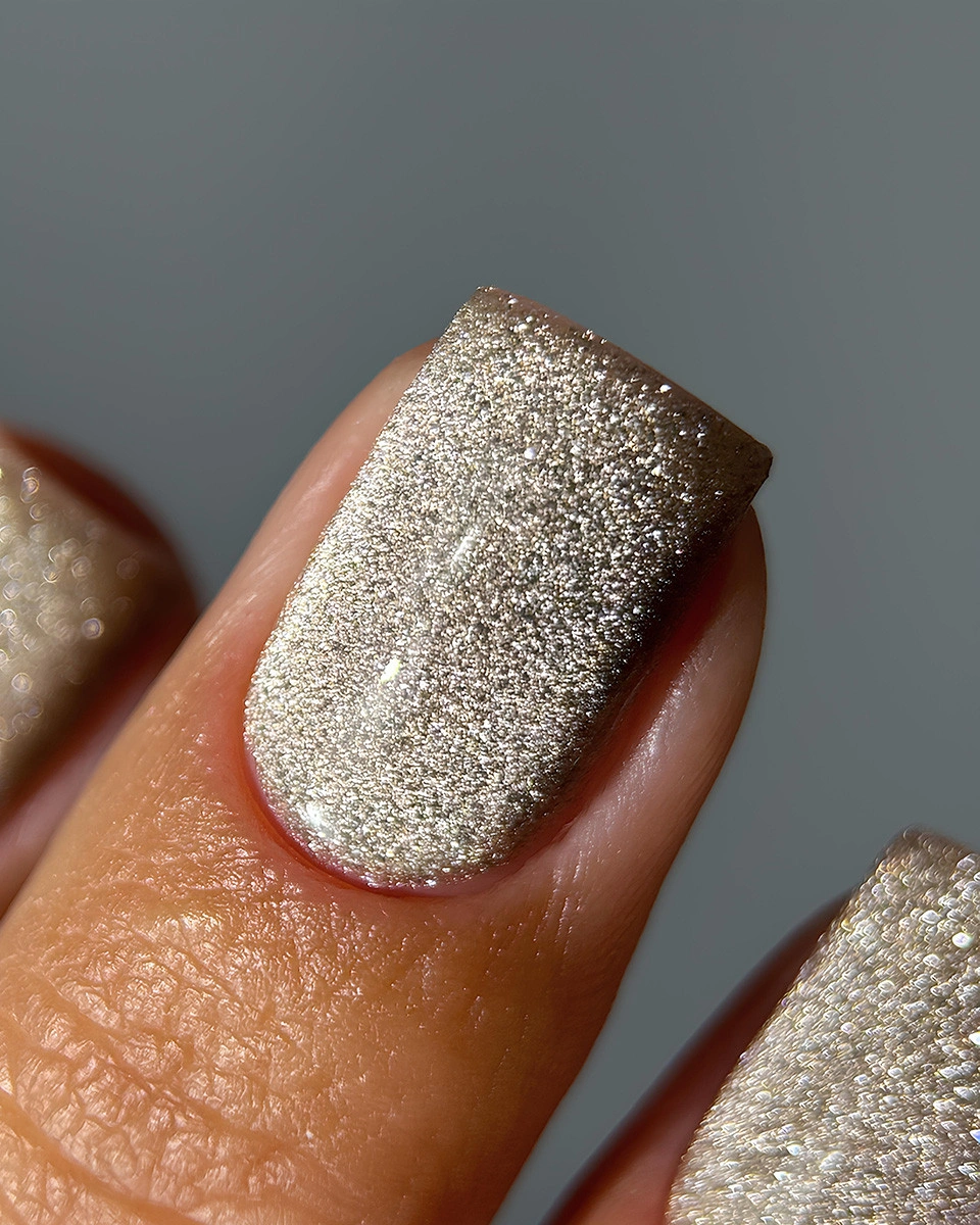 079b191e-d027-11f0-9d8c-0cc47a39a0b1-960x1200 DARK Gel Polish Night Cat 01, 10 ml - Bilde 1